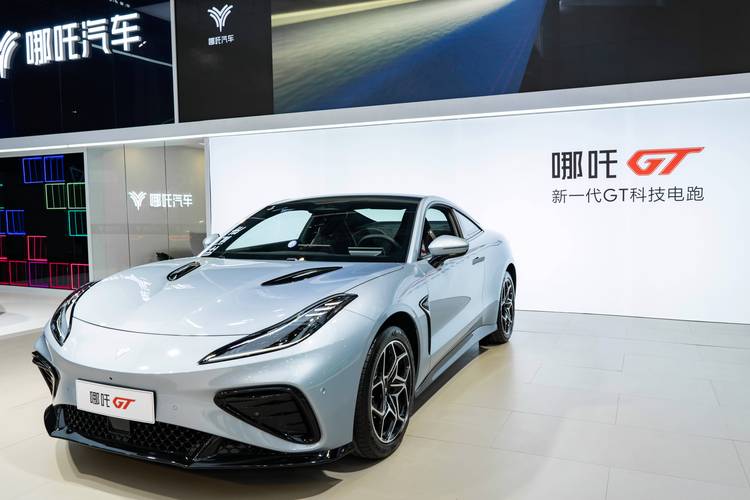 惠州49哪吒汽车在智能汽车领域的表现，领途汽车在新能源汽车市场中的影响力